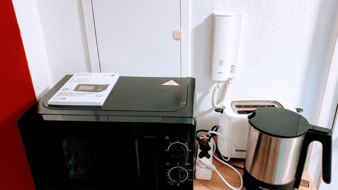 In Center Halle With Shared Bathroom & Kitchen - Free Wifi, Netflix, Ipad & Ground Floor Apartment