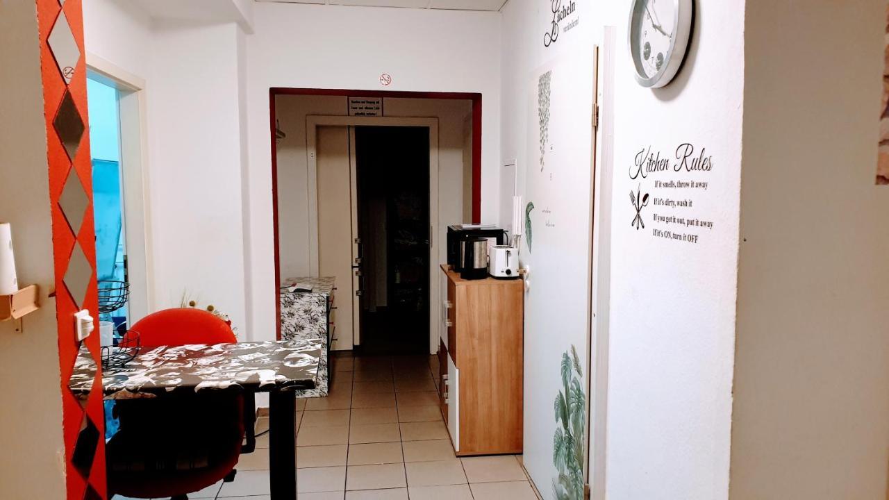In Center Halle With Shared Bathroom & Kitchen - Free Wifi, Netflix, Ipad & Ground Floor Apartment